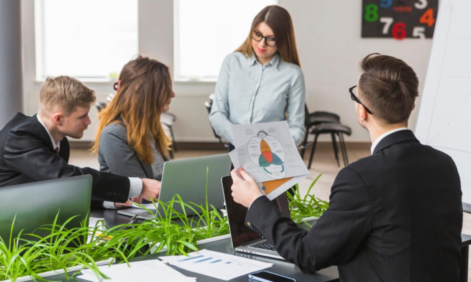 Teilnehmer während einer praxisnahen Kurseinheit zur Prozessoptimierung