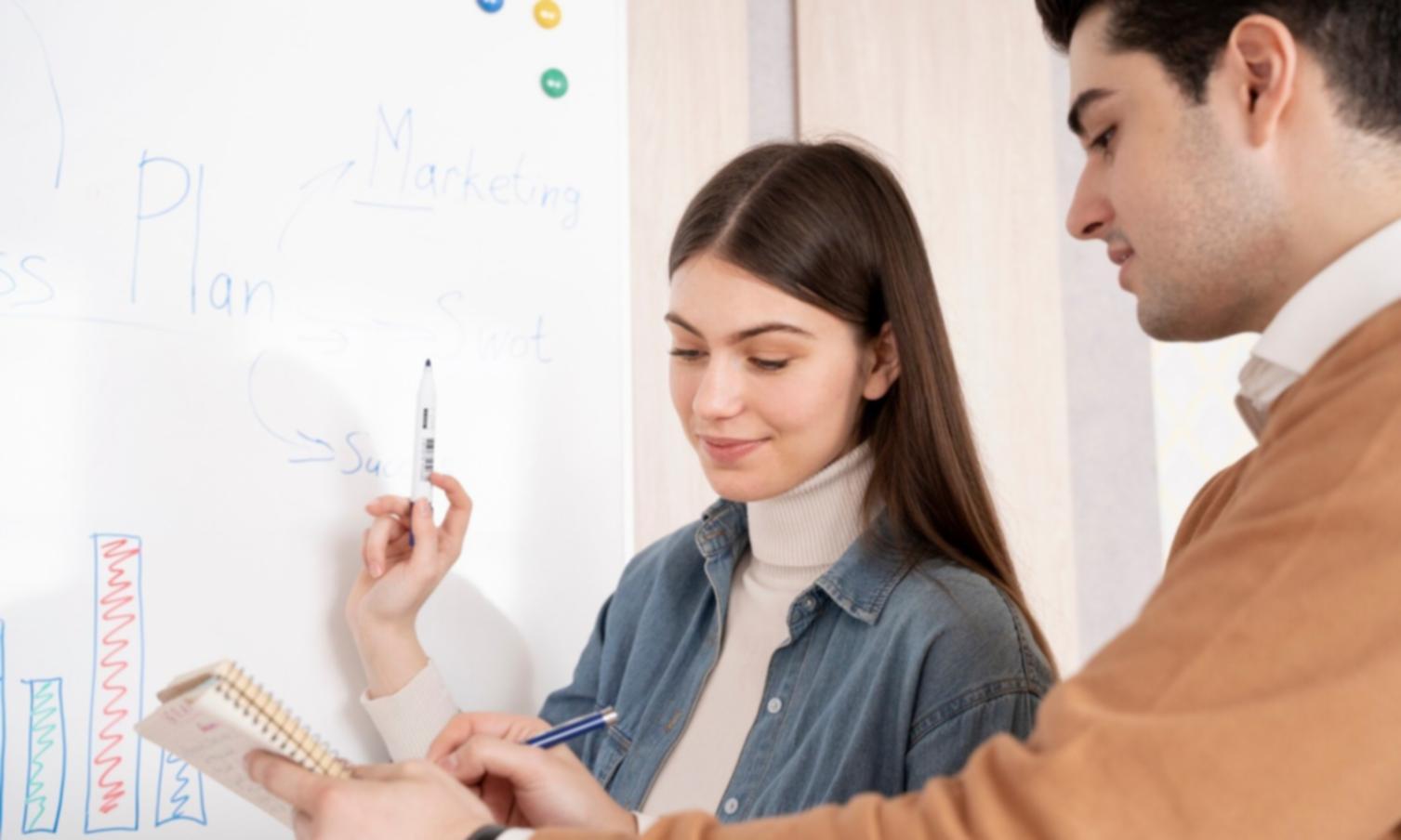 Kursraum mit moderner Ausstattung für interaktive Lerneinheiten