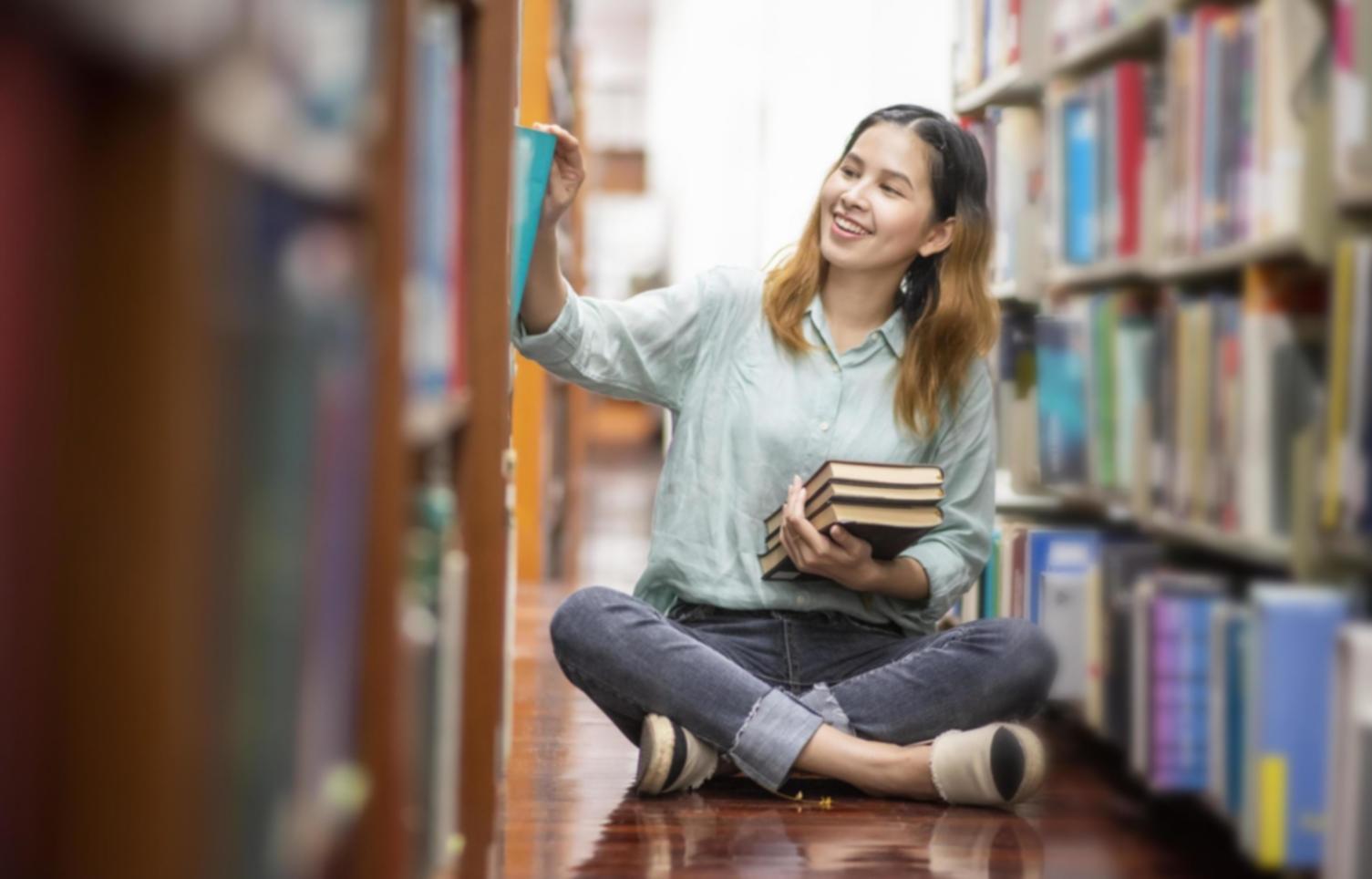 alverionexo Büroumgebung mit modernem Arbeitsbereich für Finanzberatung und Weiterbildung